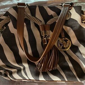 Used in great condition Michael Kors large size shoulder bag